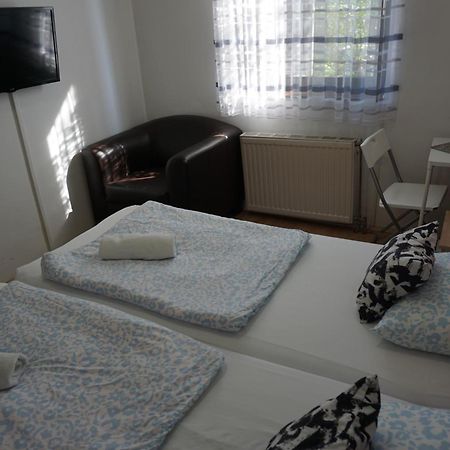 Majus 1 Vendeghaz - Torony Hotel Kültér fotó