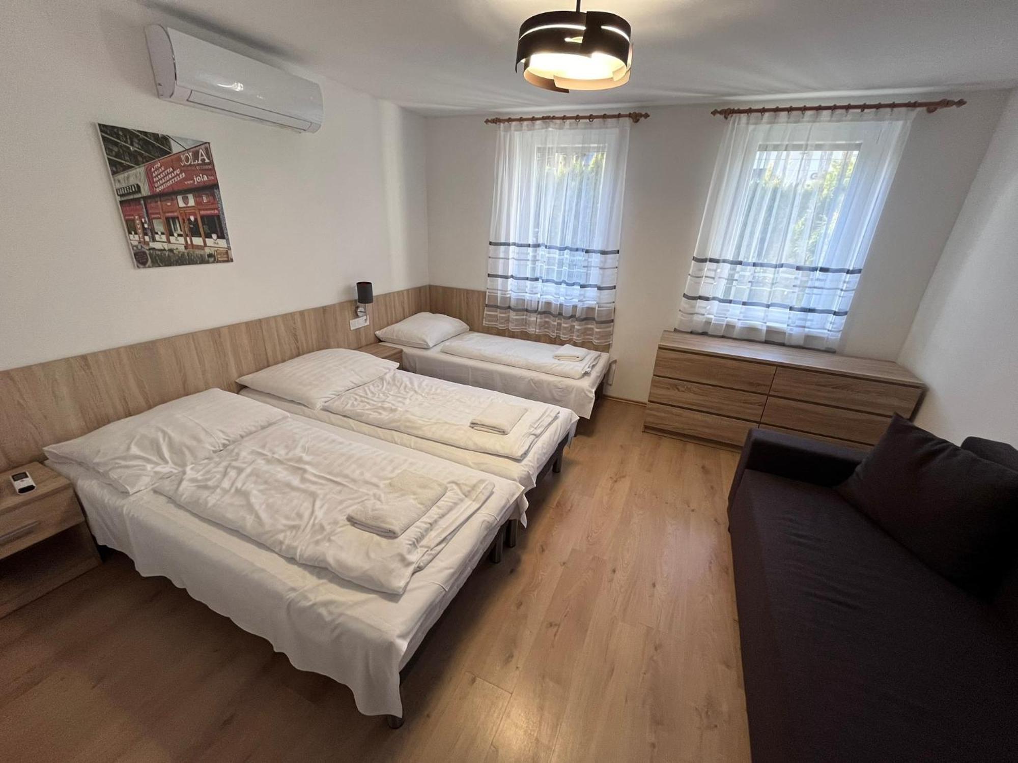 Majus 1 Vendeghaz - Torony Hotel Kültér fotó