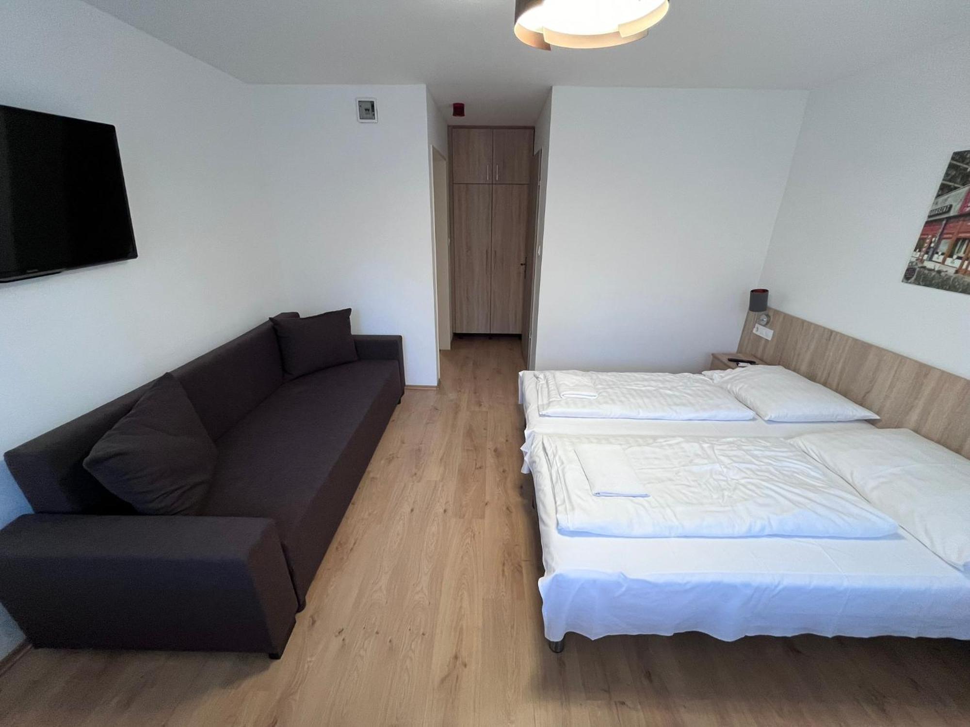 Majus 1 Vendeghaz - Torony Hotel Kültér fotó