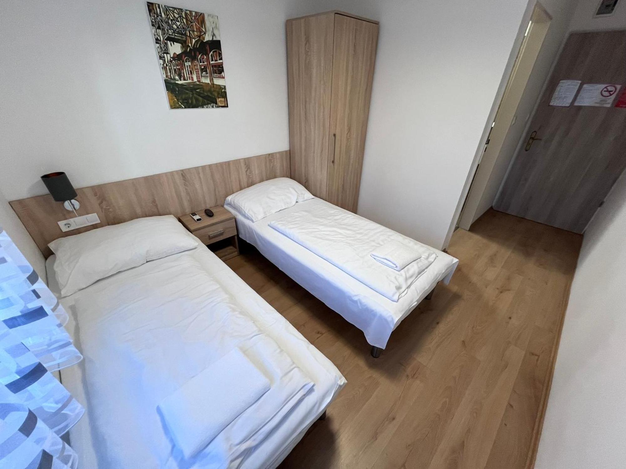 Majus 1 Vendeghaz - Torony Hotel Kültér fotó