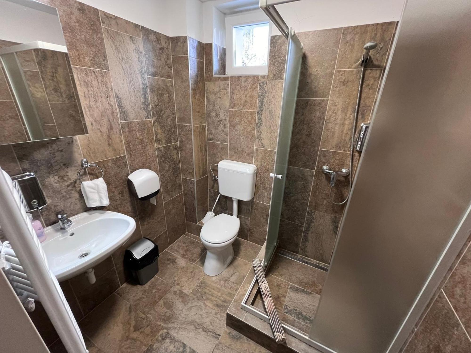 Majus 1 Vendeghaz - Torony Hotel Kültér fotó