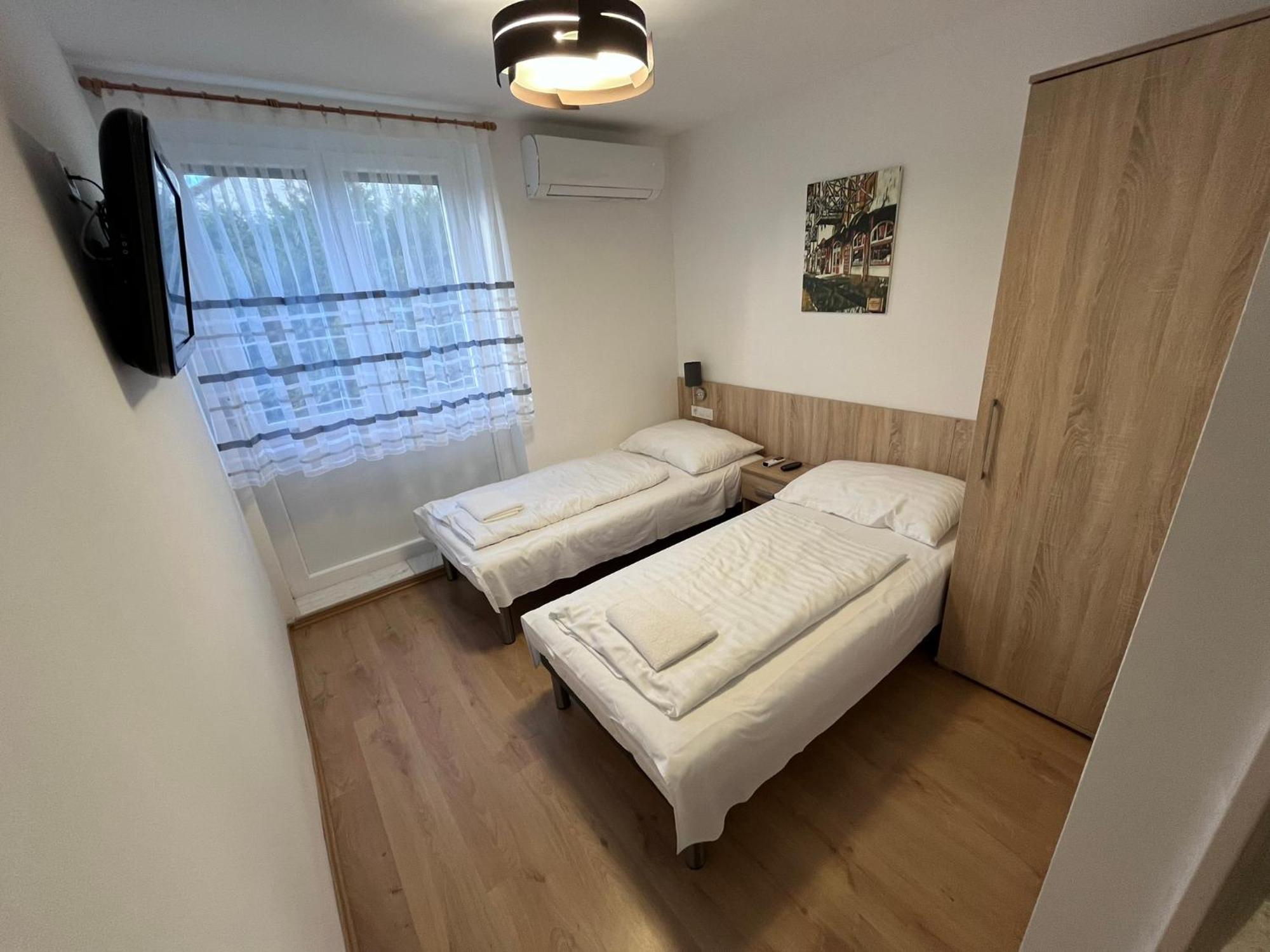 Majus 1 Vendeghaz - Torony Hotel Kültér fotó