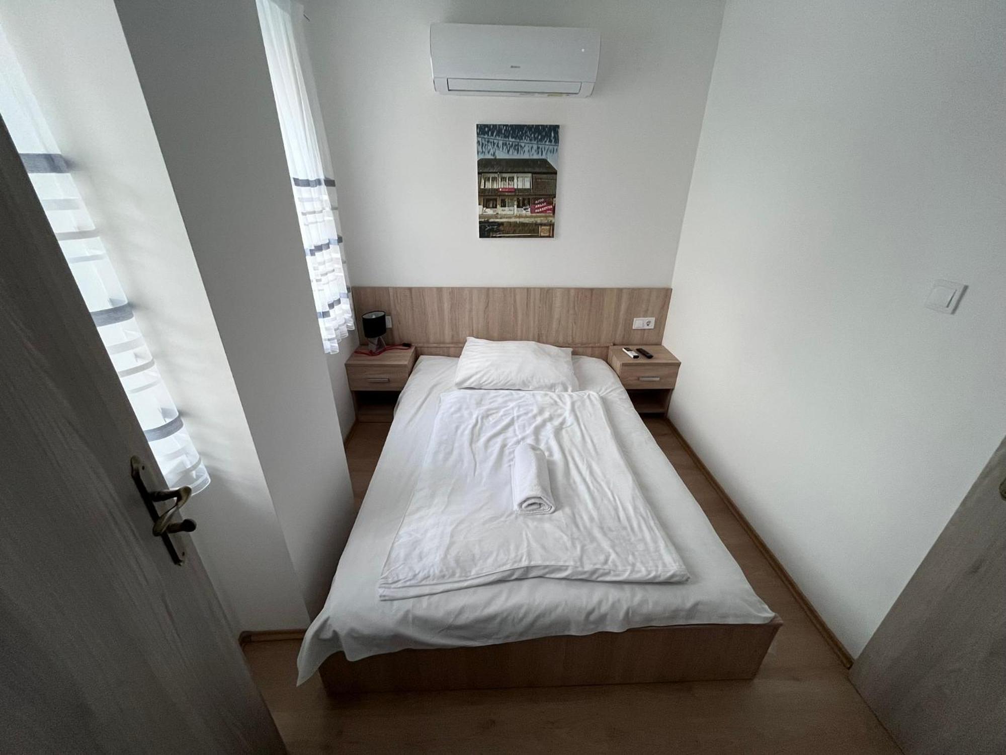 Majus 1 Vendeghaz - Torony Hotel Kültér fotó
