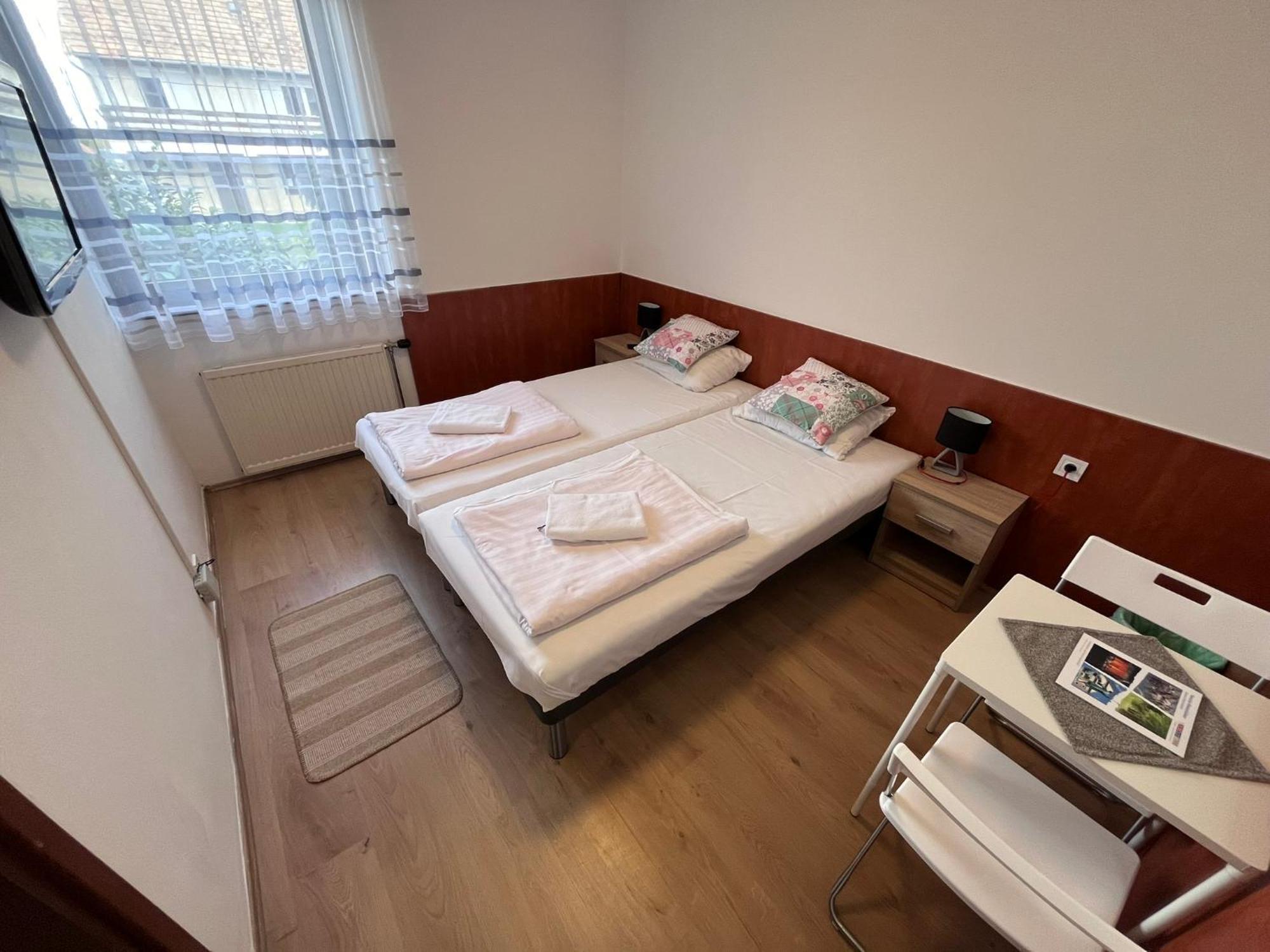Majus 1 Vendeghaz - Torony Hotel Kültér fotó