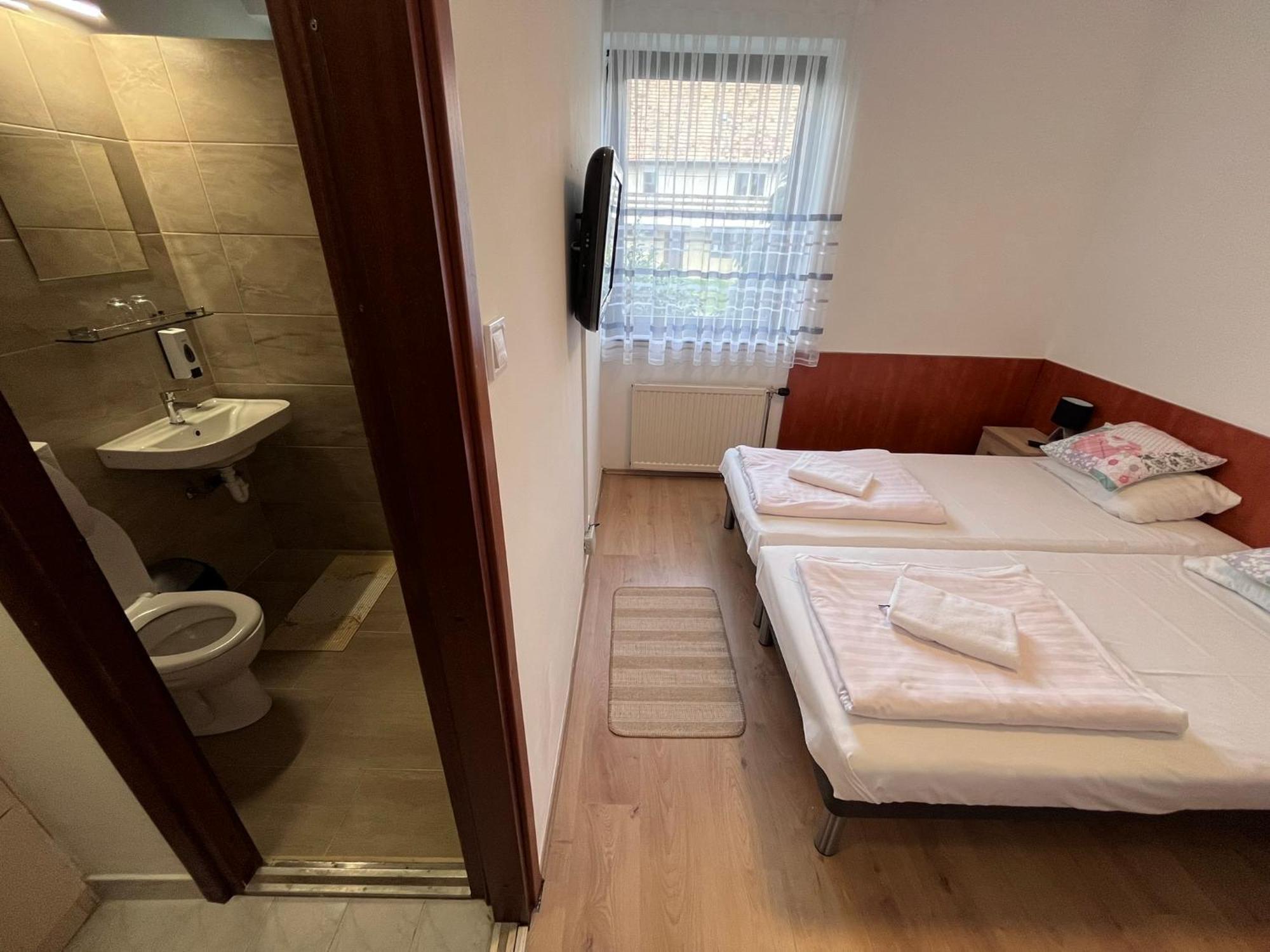 Majus 1 Vendeghaz - Torony Hotel Kültér fotó