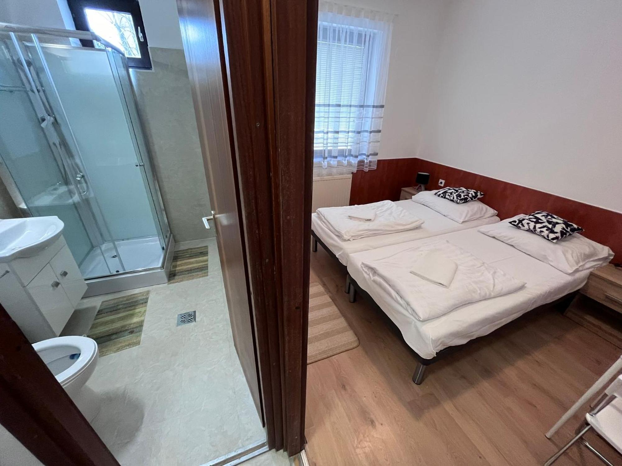 Majus 1 Vendeghaz - Torony Hotel Kültér fotó