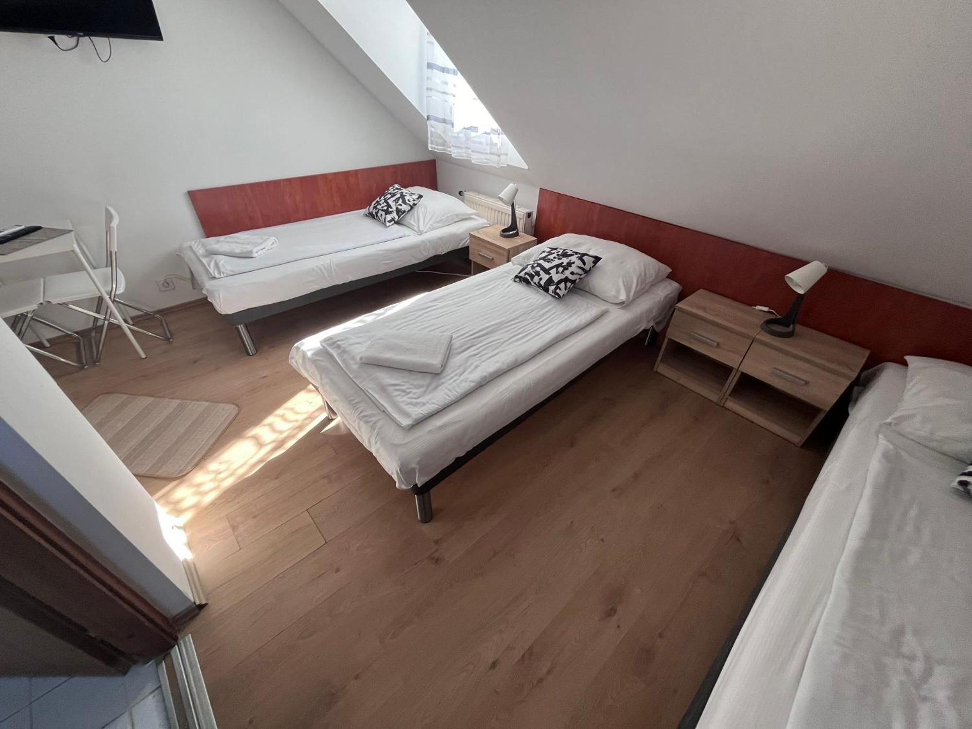 Majus 1 Vendeghaz - Torony Hotel Kültér fotó