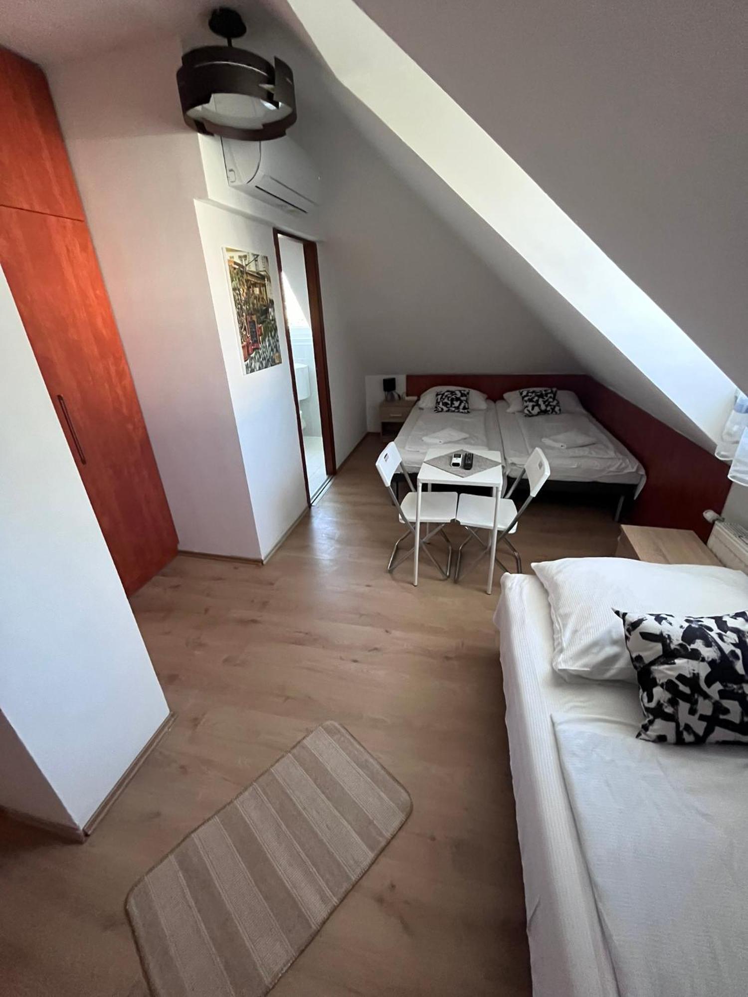 Majus 1 Vendeghaz - Torony Hotel Kültér fotó