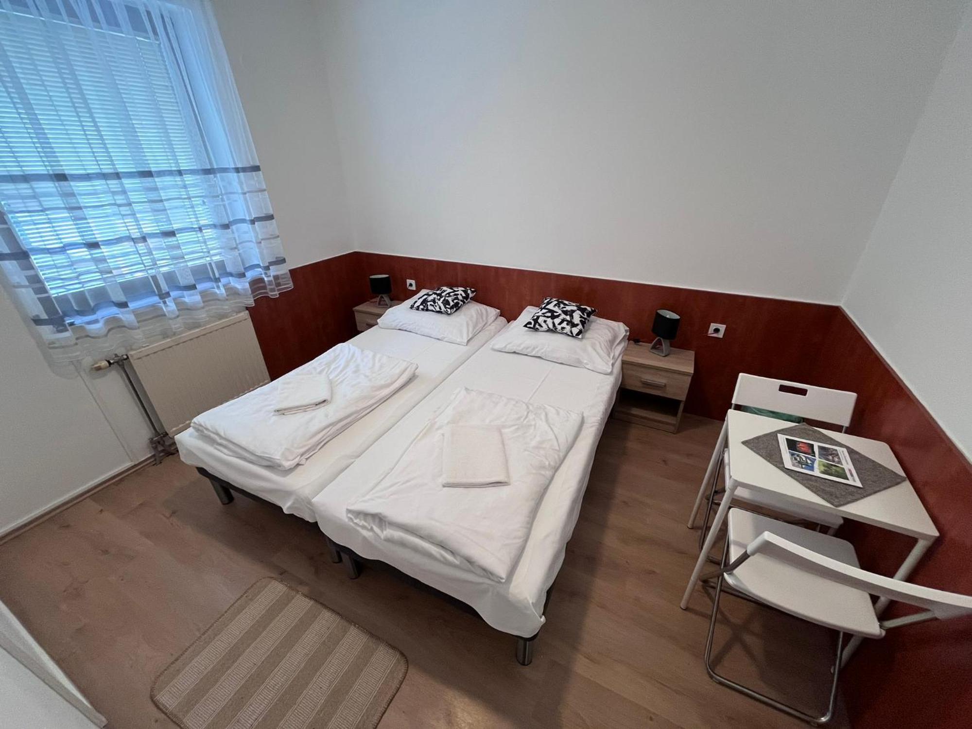 Majus 1 Vendeghaz - Torony Hotel Kültér fotó