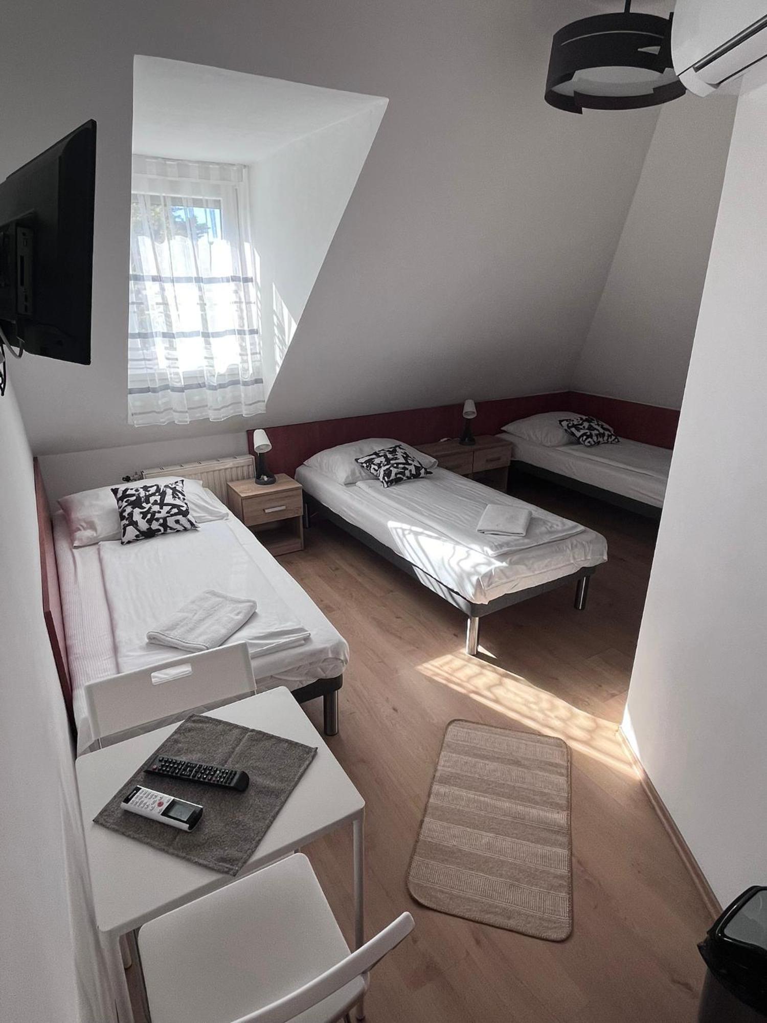 Majus 1 Vendeghaz - Torony Hotel Kültér fotó