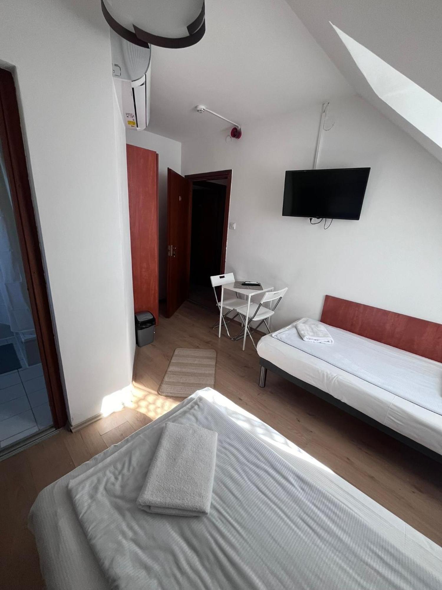 Majus 1 Vendeghaz - Torony Hotel Kültér fotó