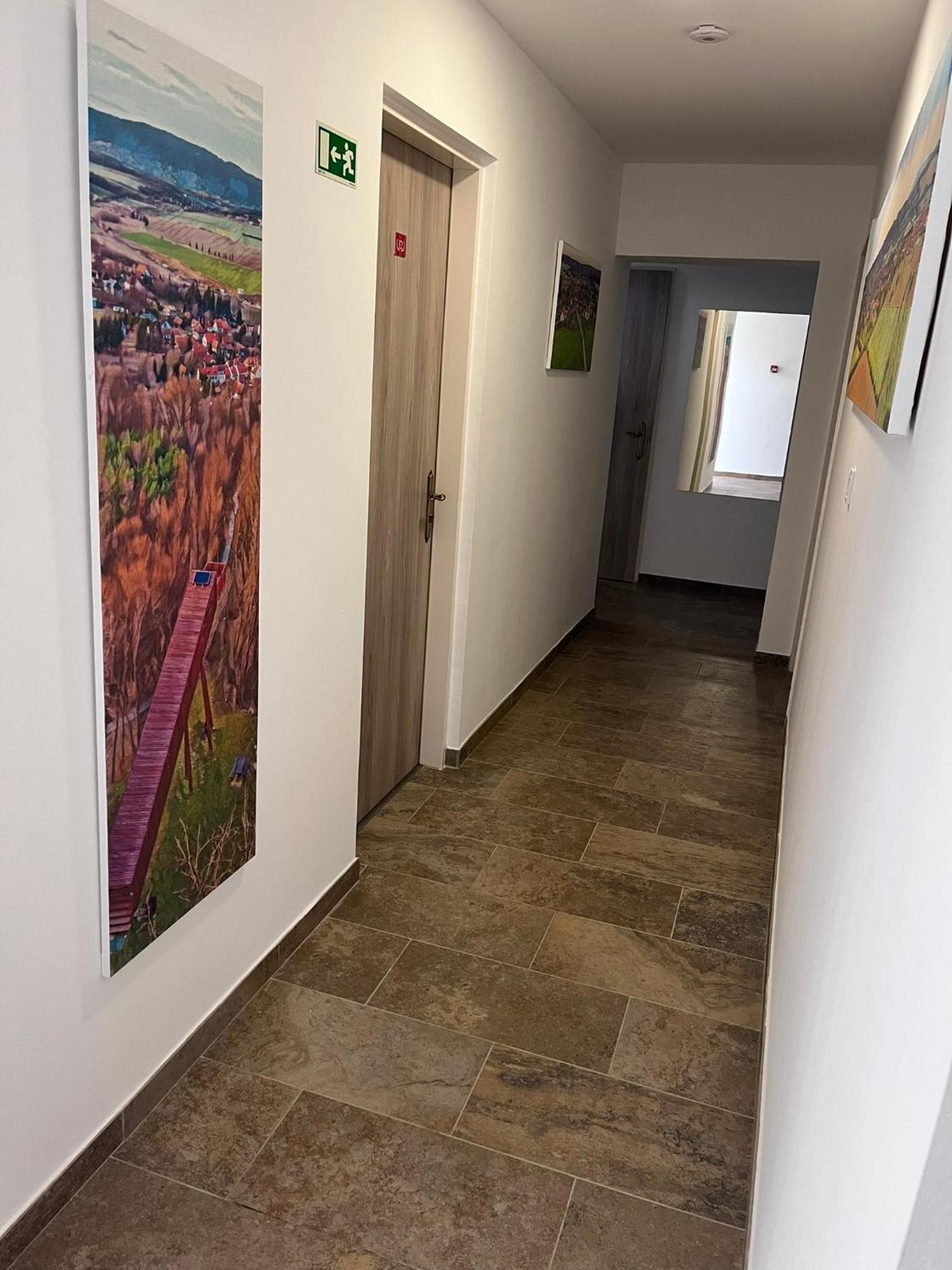 Majus 1 Vendeghaz - Torony Hotel Kültér fotó