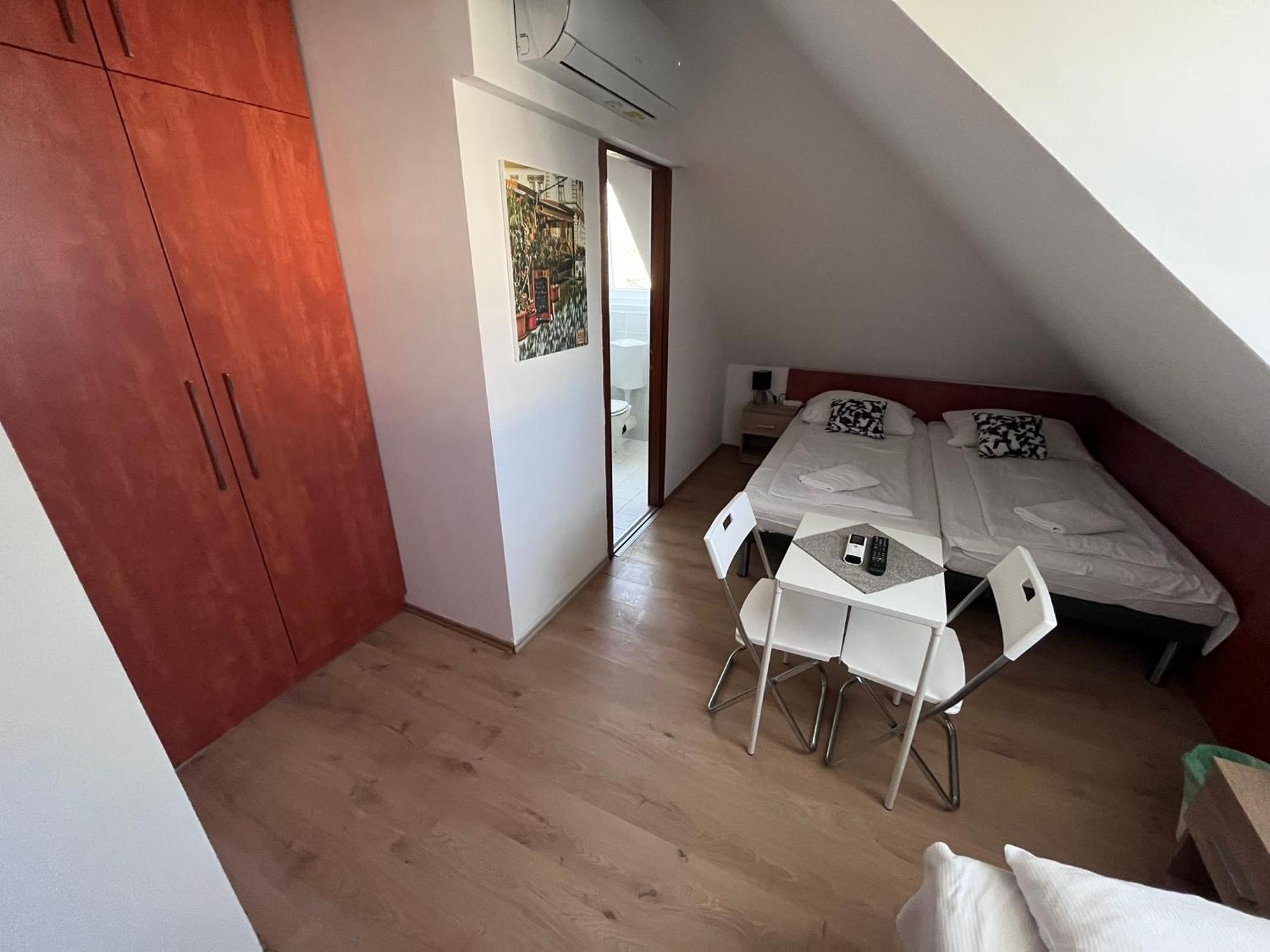 Majus 1 Vendeghaz - Torony Hotel Kültér fotó