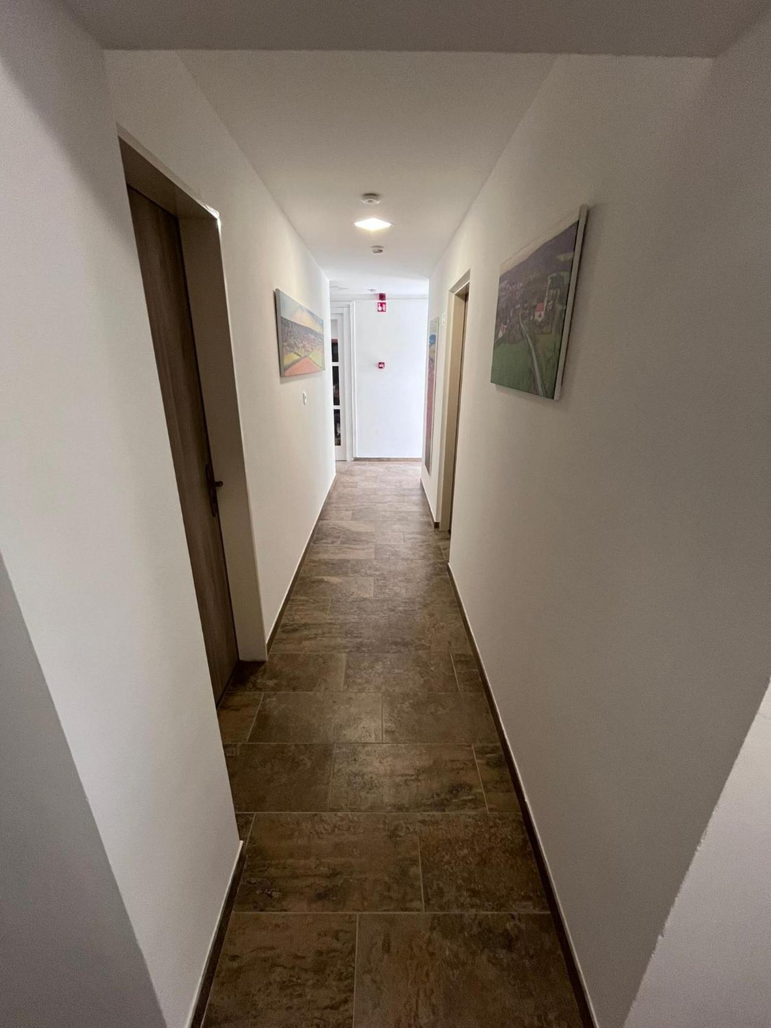 Majus 1 Vendeghaz - Torony Hotel Kültér fotó
