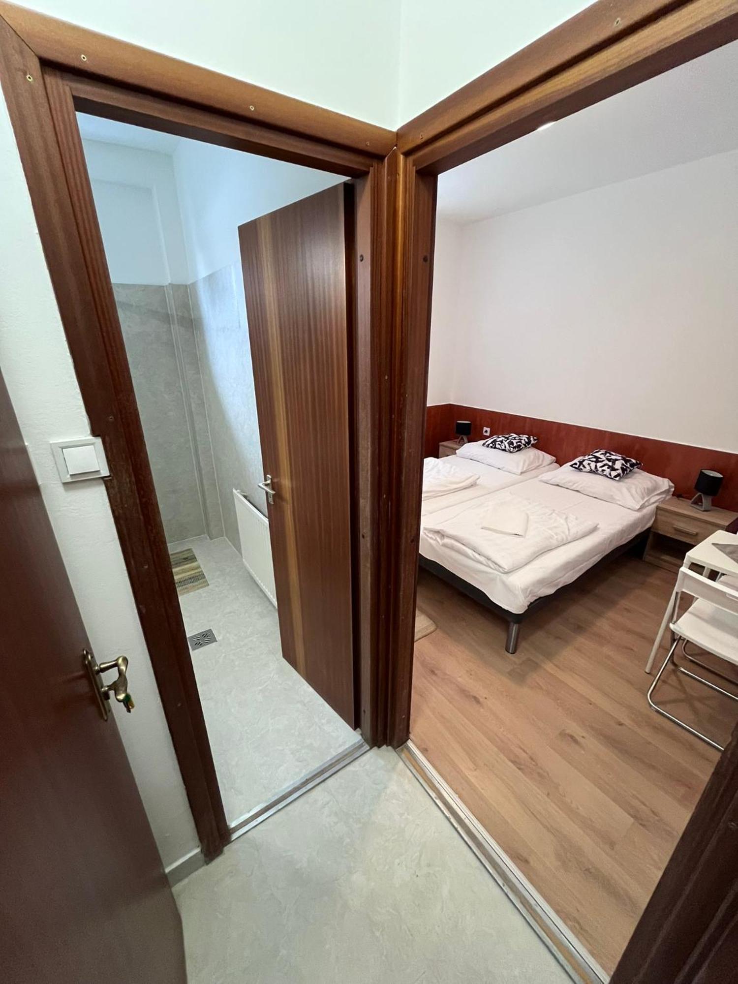 Majus 1 Vendeghaz - Torony Hotel Kültér fotó
