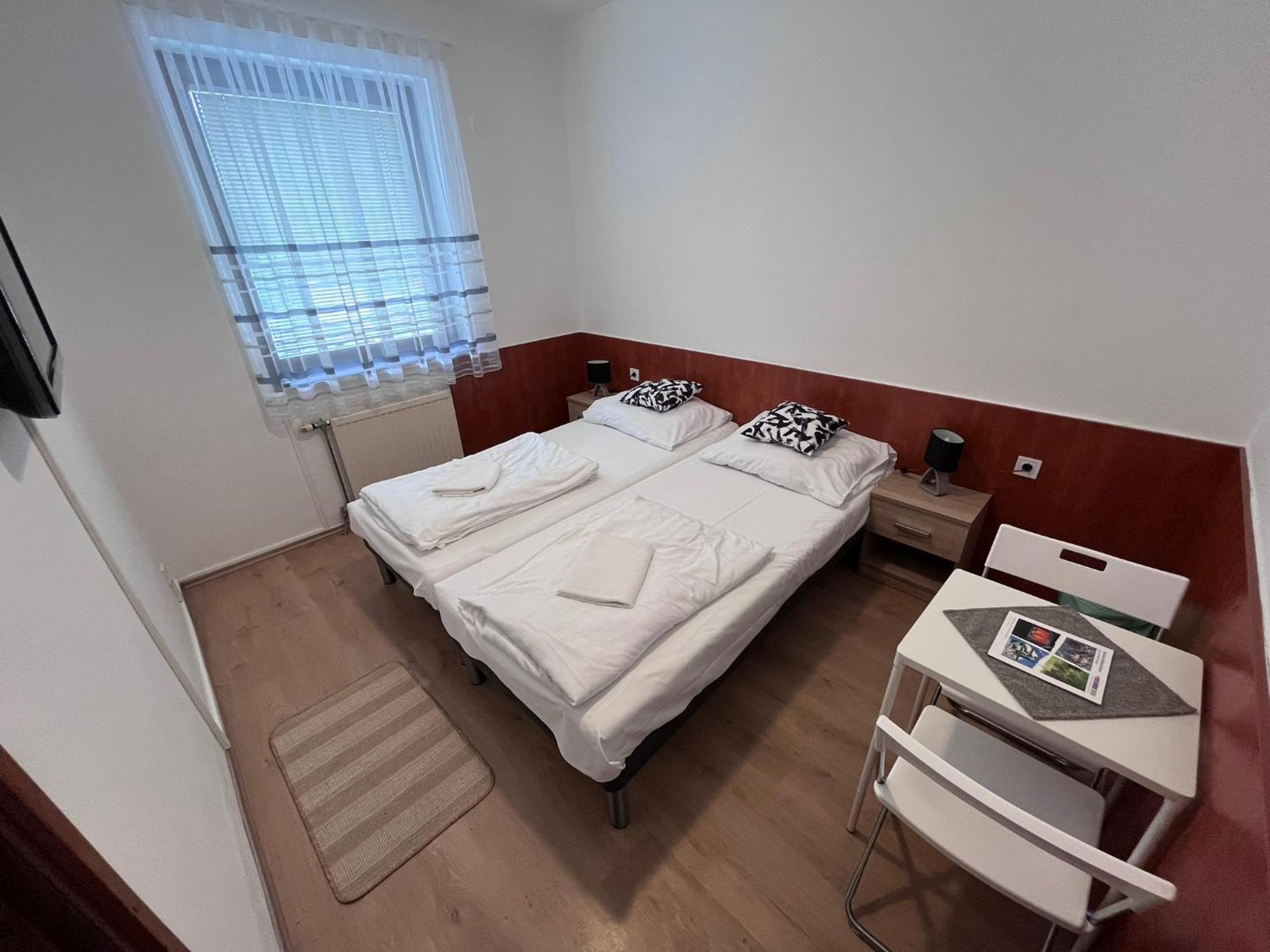 Majus 1 Vendeghaz - Torony Hotel Kültér fotó
