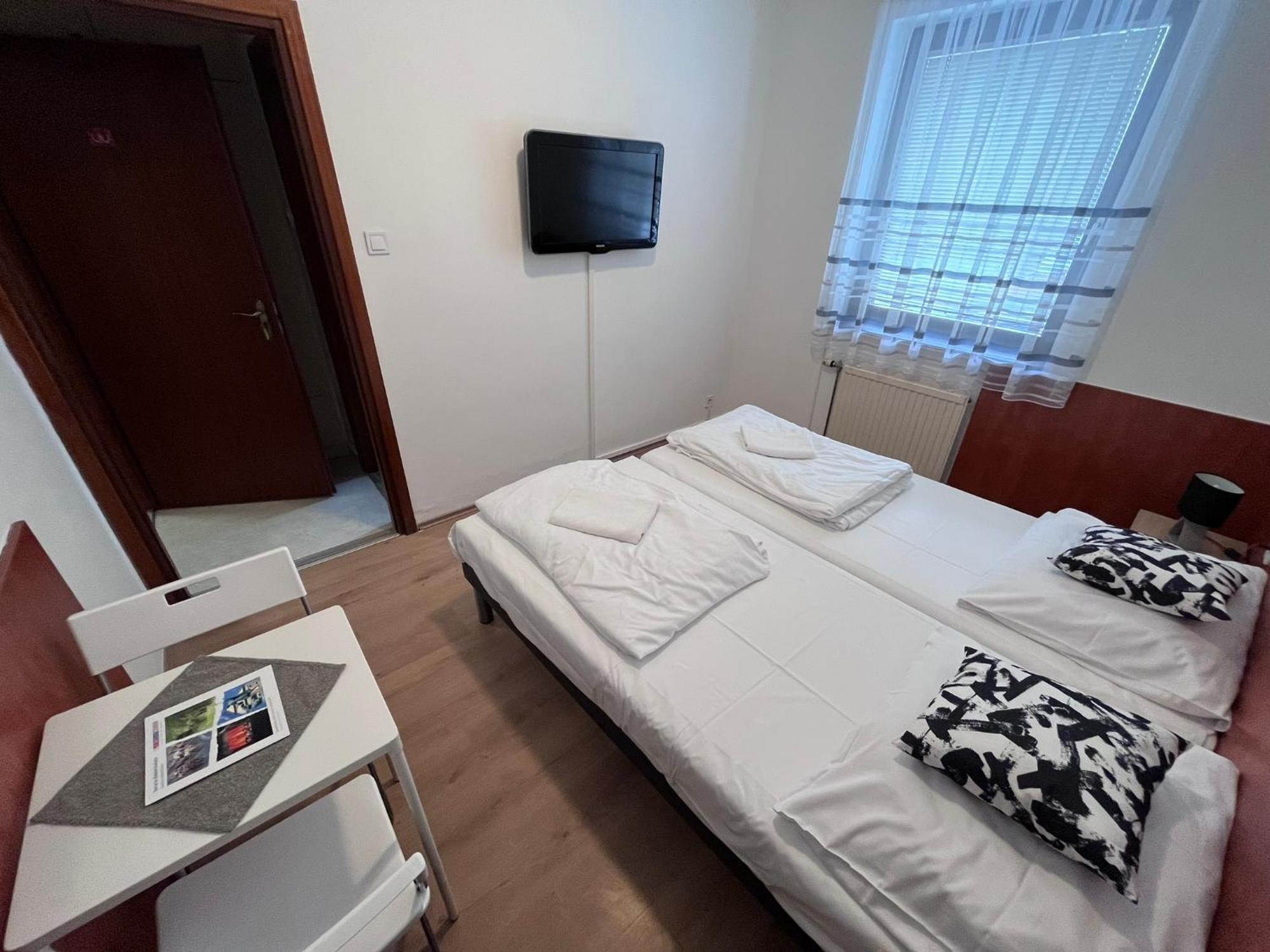 Majus 1 Vendeghaz - Torony Hotel Kültér fotó