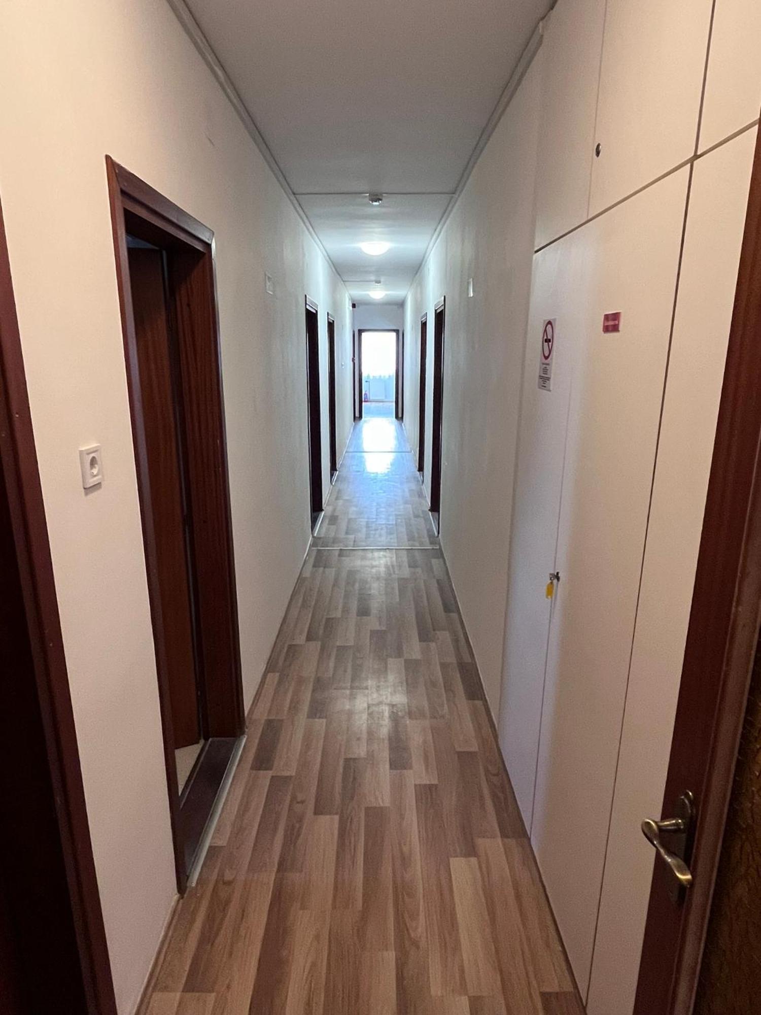 Majus 1 Vendeghaz - Torony Hotel Kültér fotó