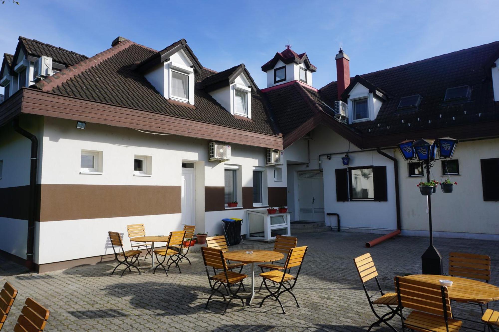 Majus 1 Vendeghaz - Torony Hotel Kültér fotó