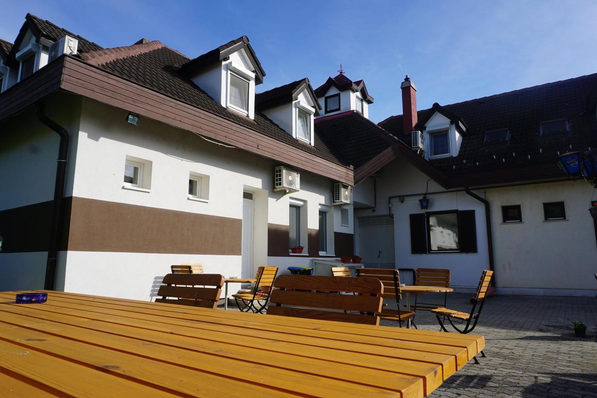 Majus 1 Vendeghaz - Torony Hotel Kültér fotó