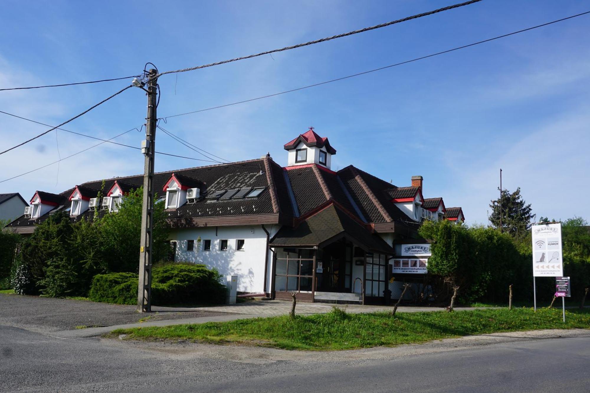 Majus 1 Vendeghaz - Torony Hotel Kültér fotó