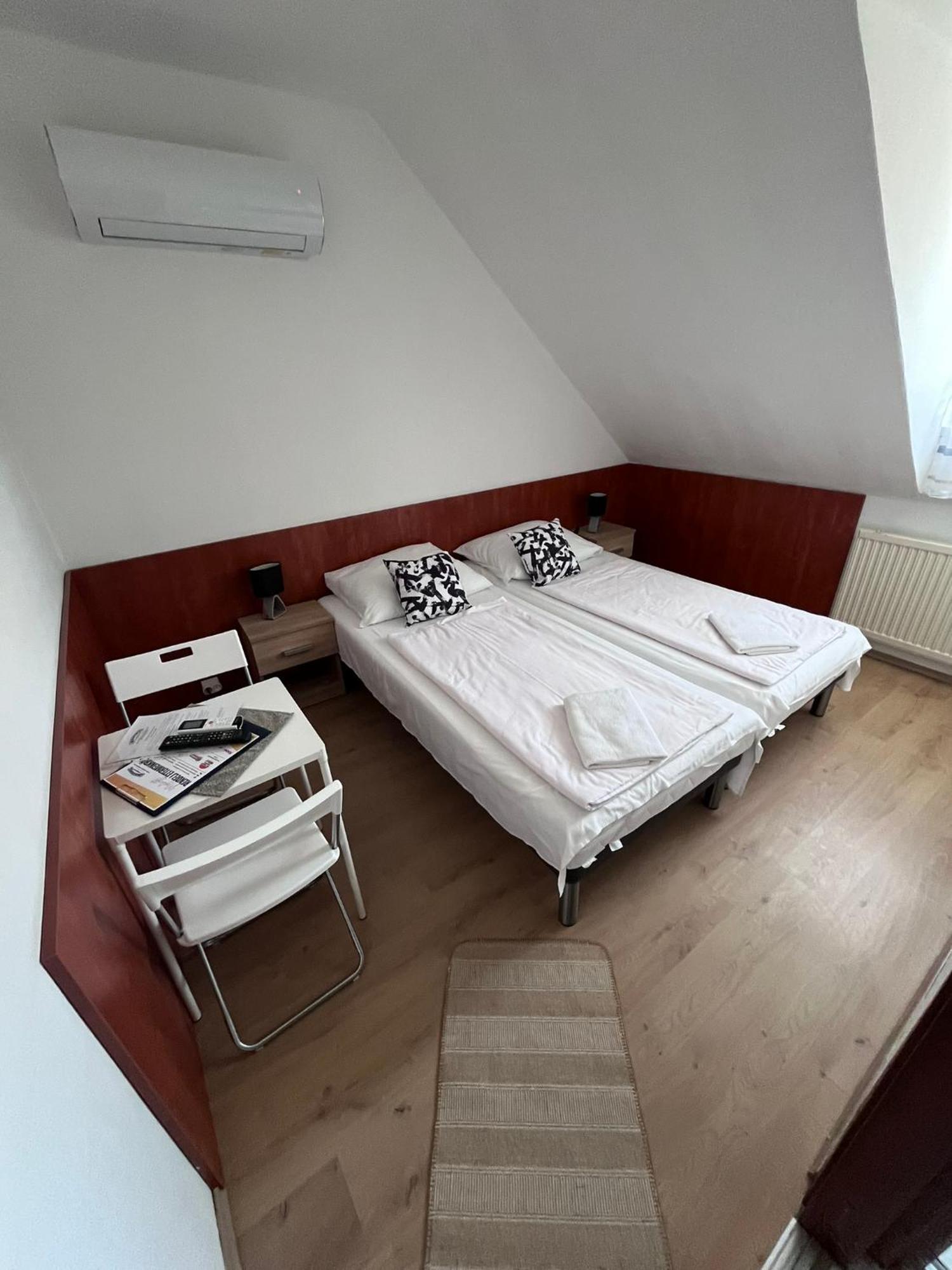 Majus 1 Vendeghaz - Torony Hotel Kültér fotó