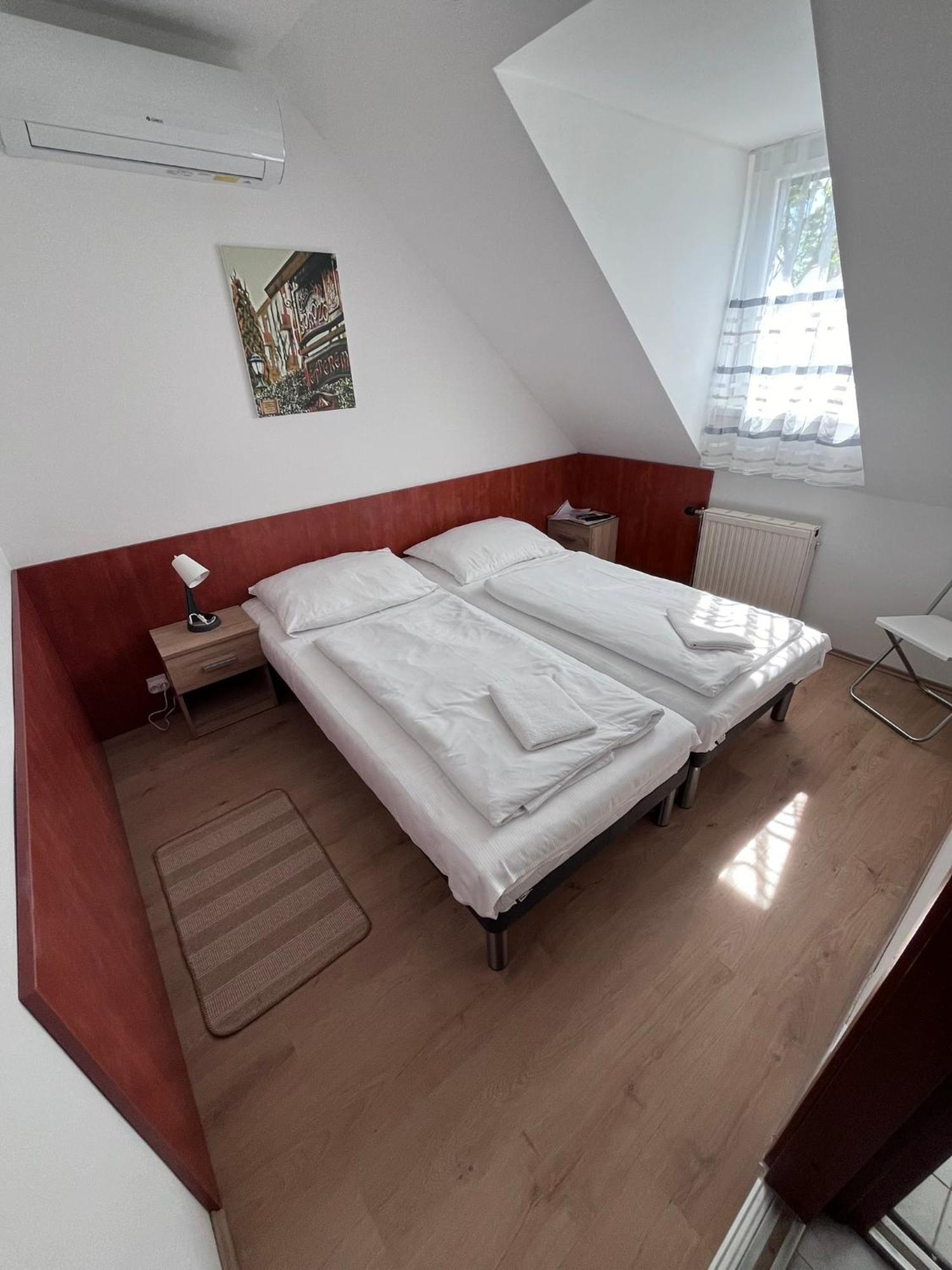 Majus 1 Vendeghaz - Torony Hotel Kültér fotó