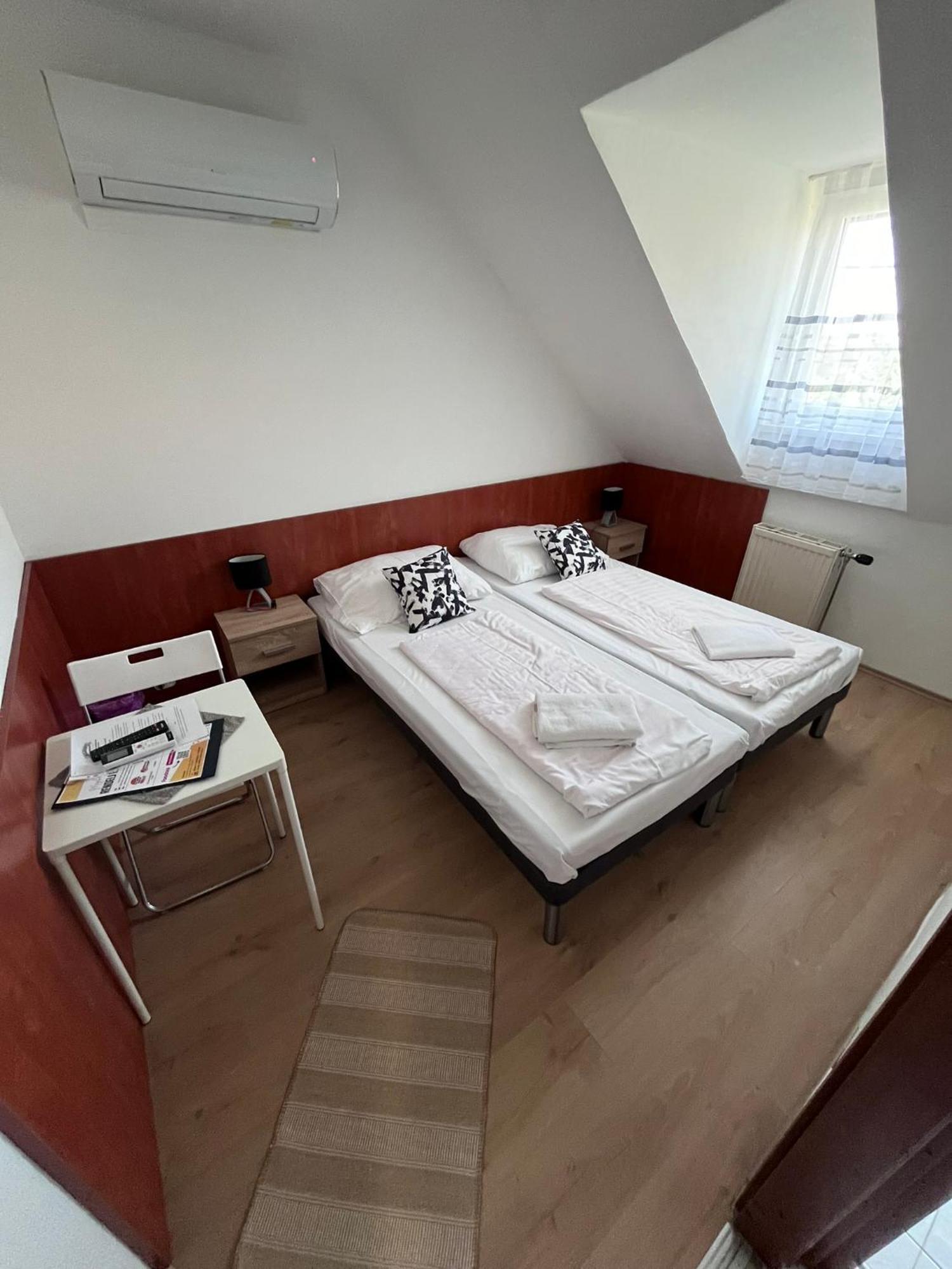 Majus 1 Vendeghaz - Torony Hotel Kültér fotó