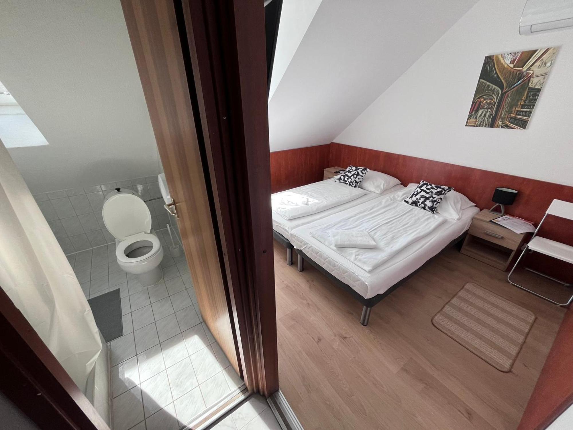 Majus 1 Vendeghaz - Torony Hotel Kültér fotó