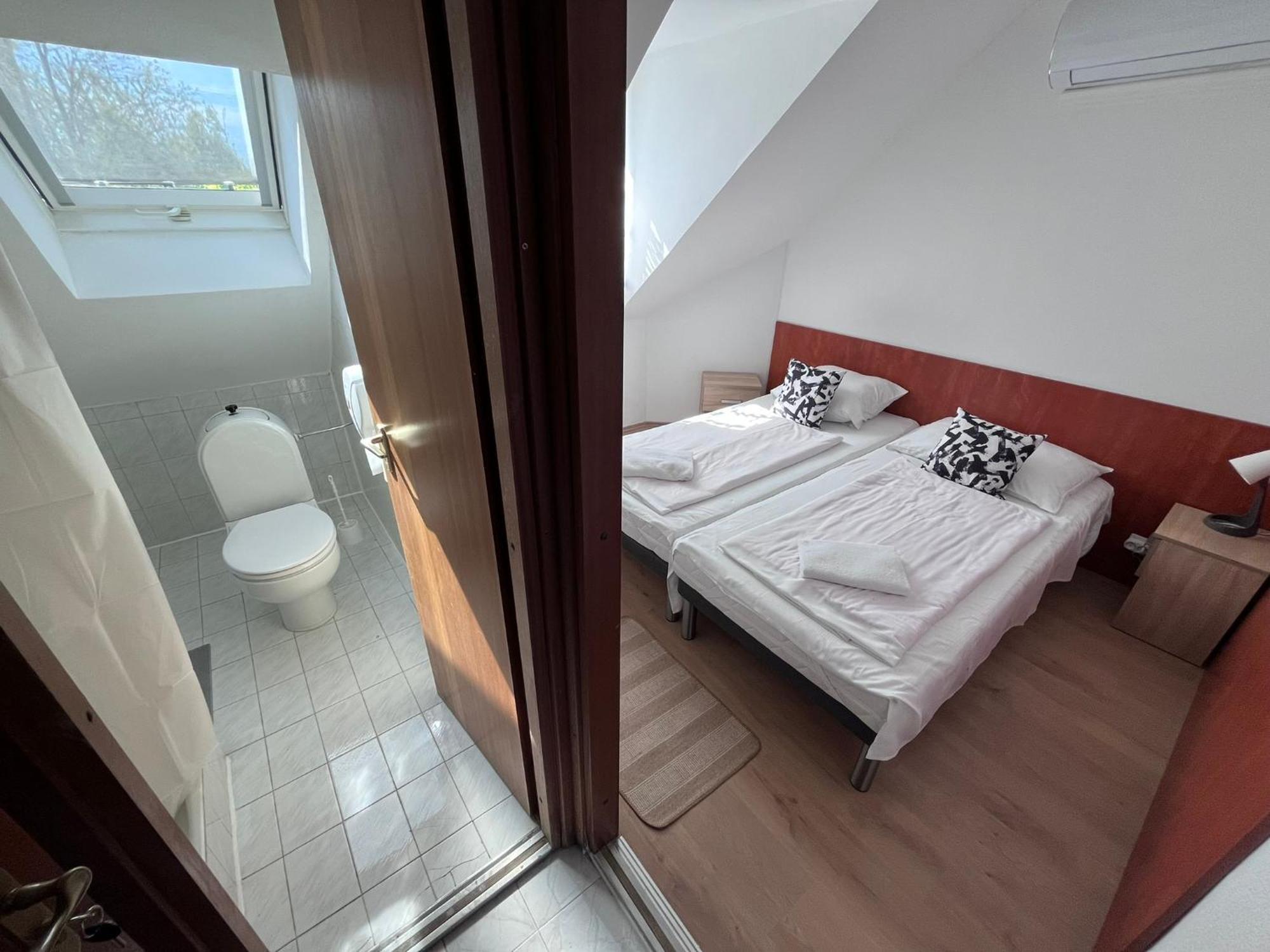 Majus 1 Vendeghaz - Torony Hotel Kültér fotó