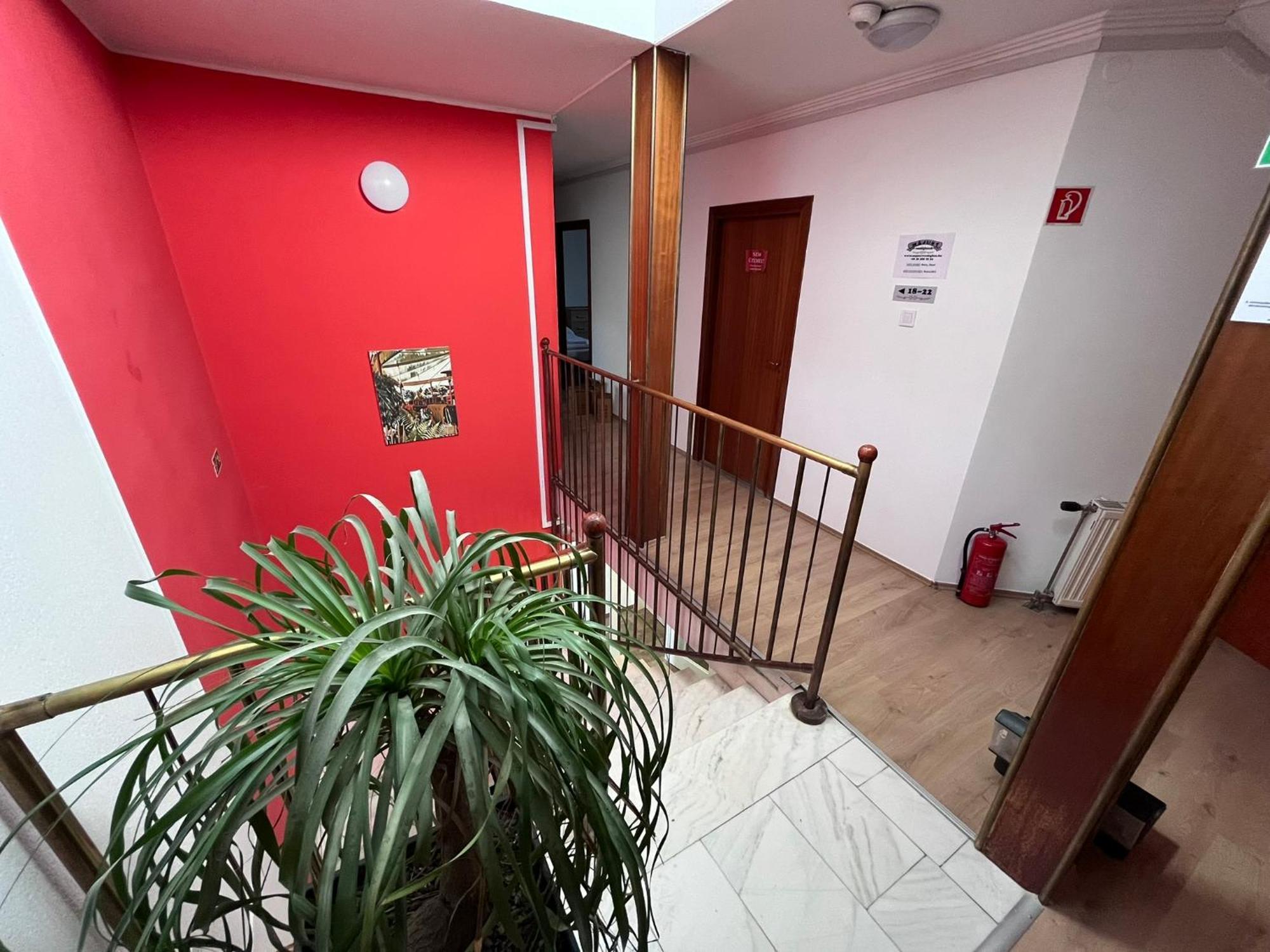 Majus 1 Vendeghaz - Torony Hotel Kültér fotó