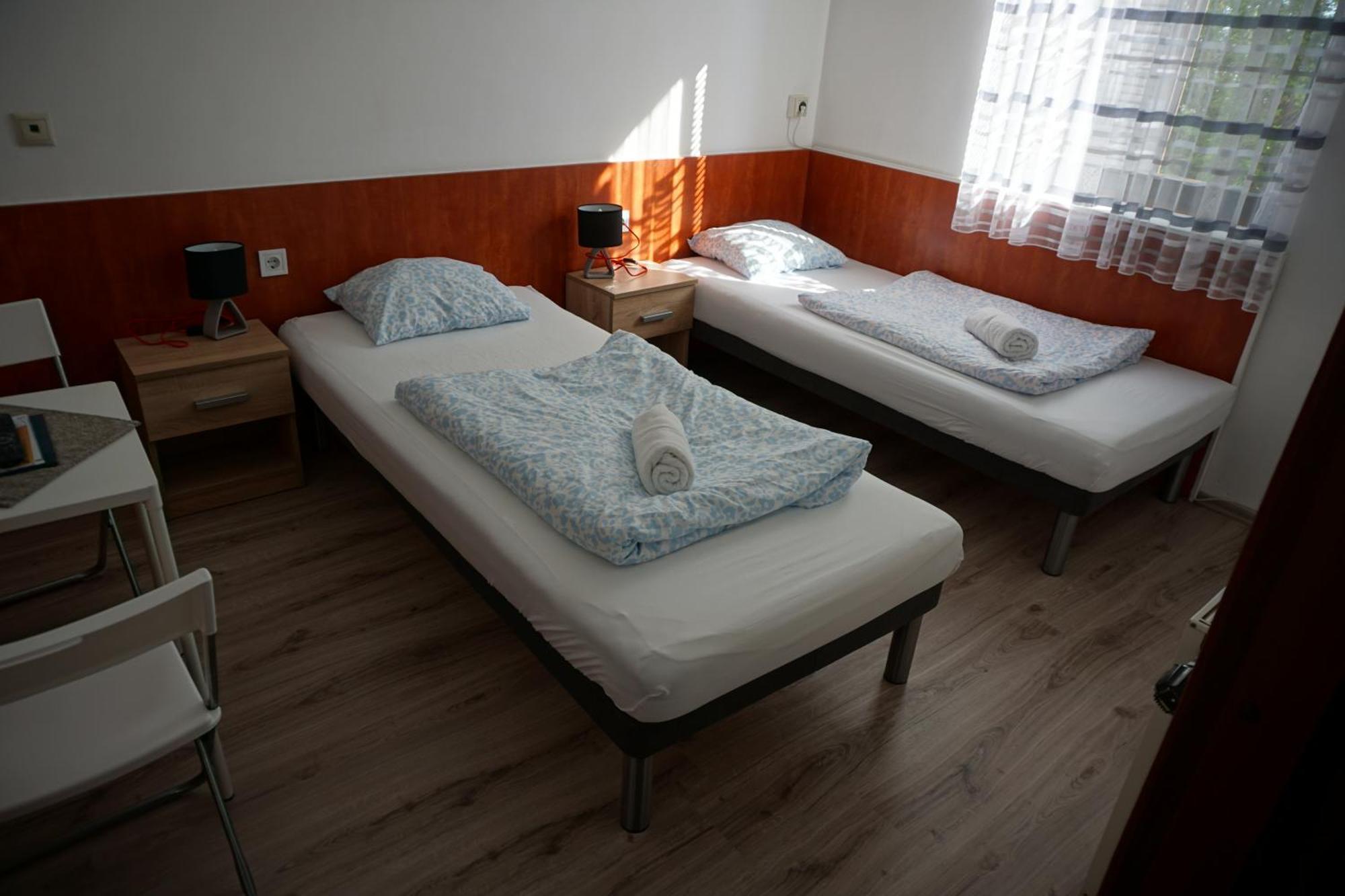 Majus 1 Vendeghaz - Torony Hotel Kültér fotó
