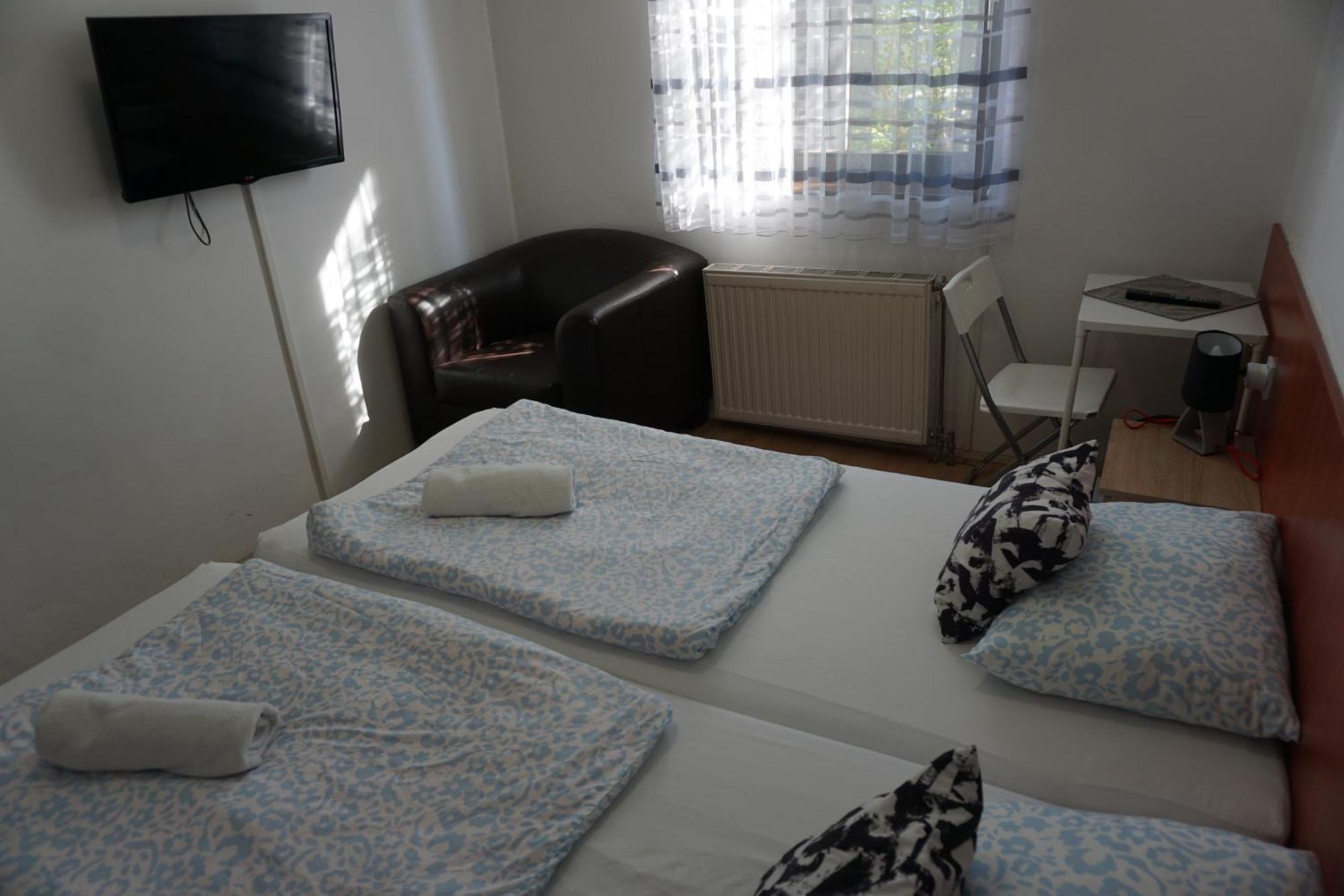 Majus 1 Vendeghaz - Torony Hotel Kültér fotó