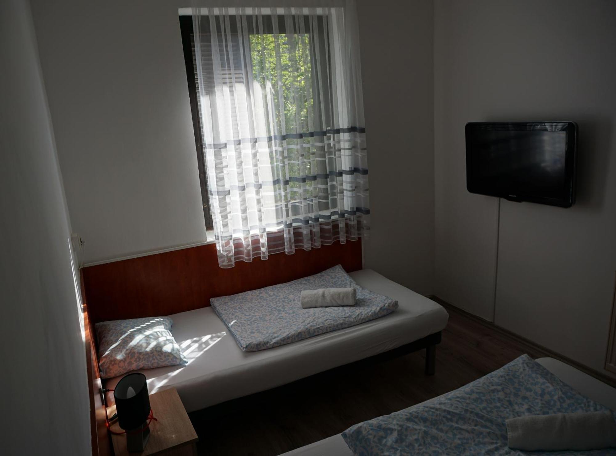 Majus 1 Vendeghaz - Torony Hotel Kültér fotó