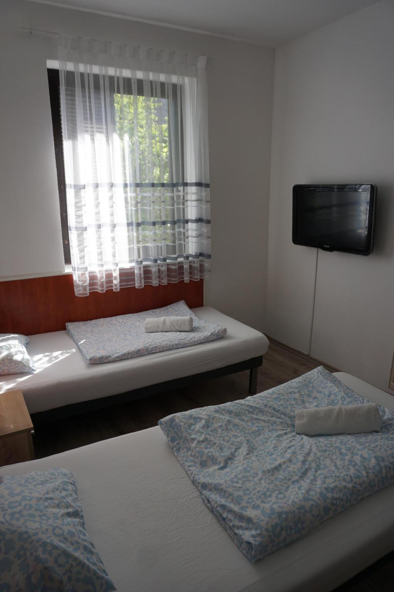 Majus 1 Vendeghaz - Torony Hotel Kültér fotó