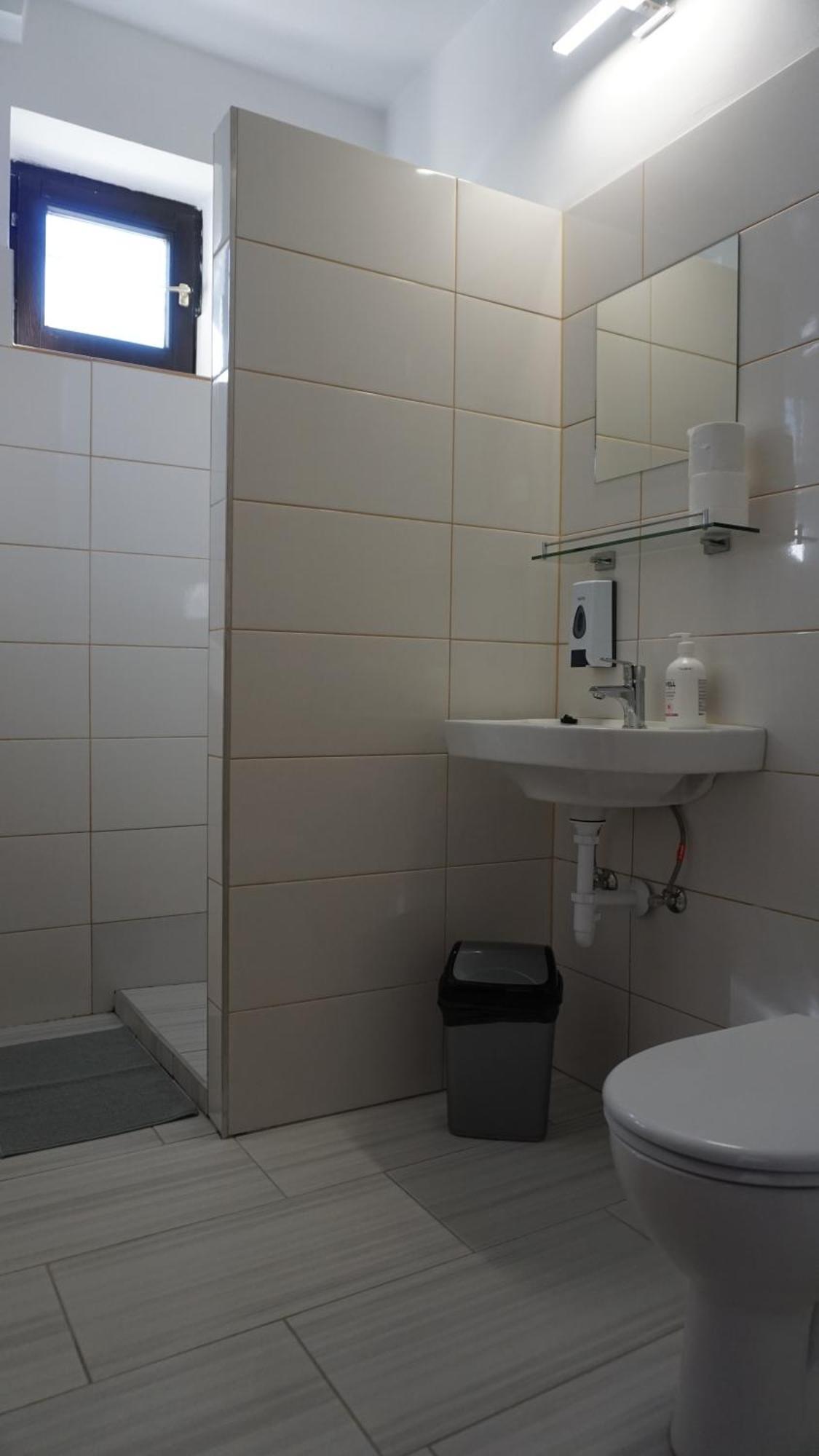 Majus 1 Vendeghaz - Torony Hotel Kültér fotó