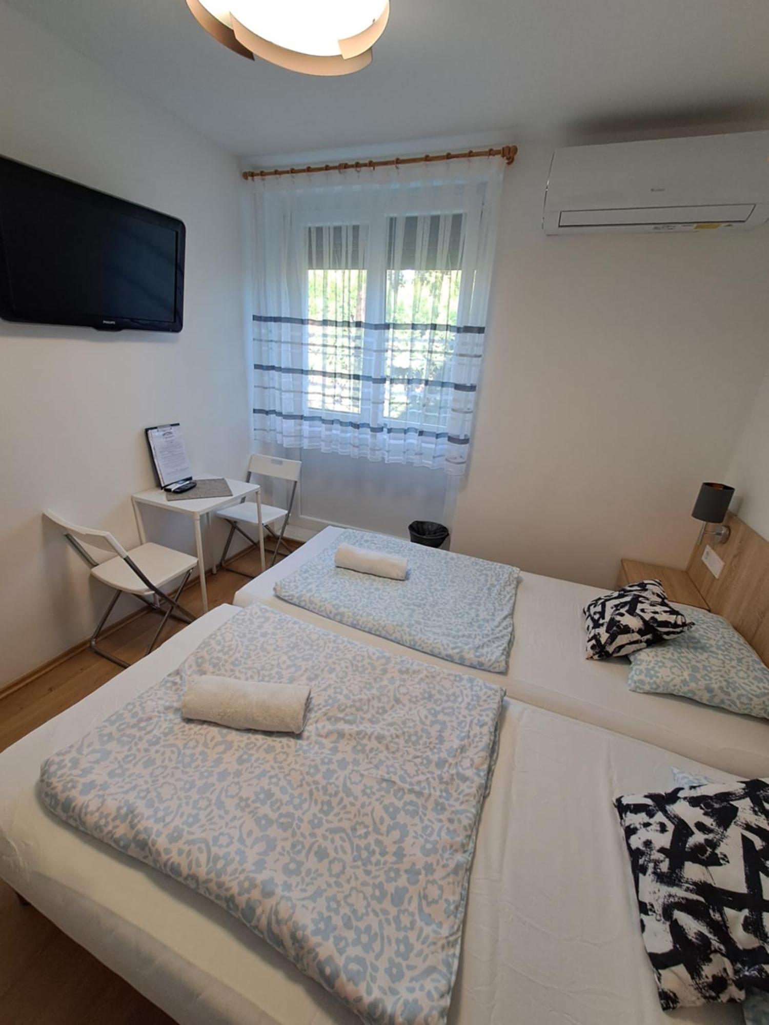 Majus 1 Vendeghaz - Torony Hotel Kültér fotó