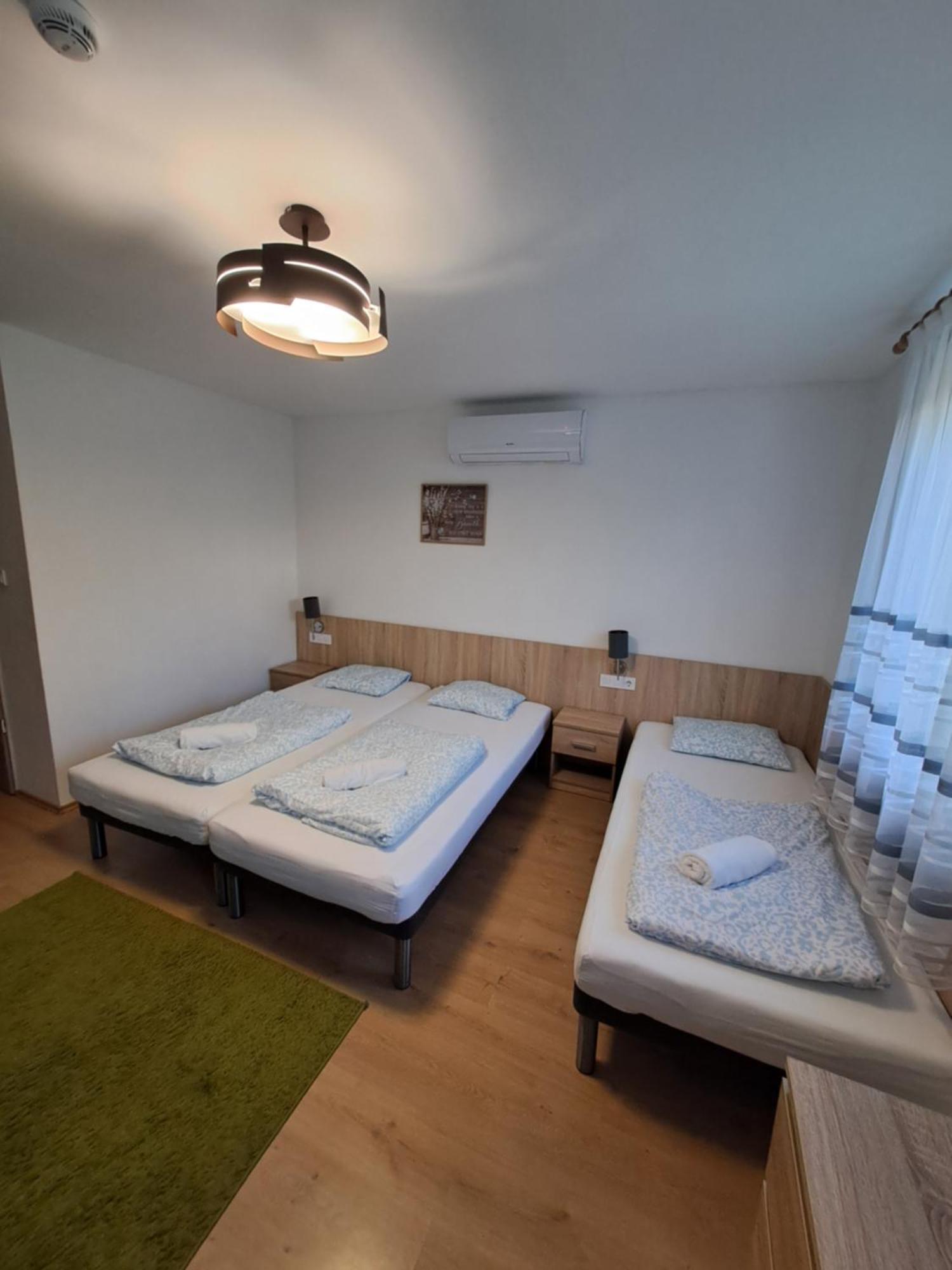 Majus 1 Vendeghaz - Torony Hotel Kültér fotó
