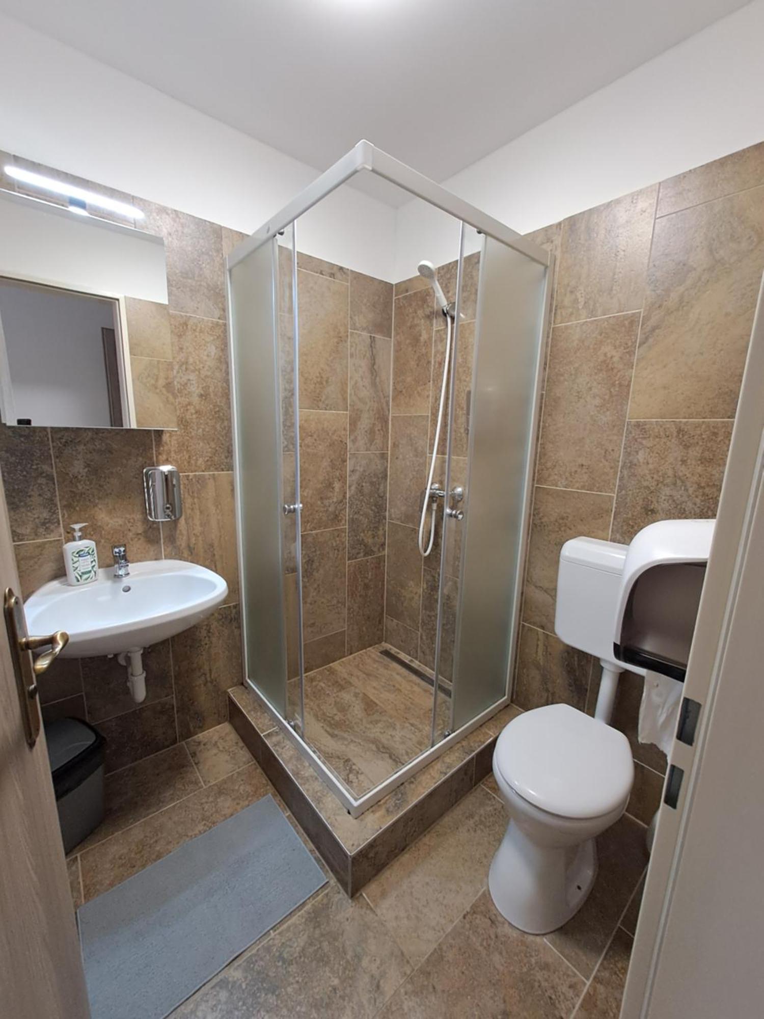 Majus 1 Vendeghaz - Torony Hotel Kültér fotó